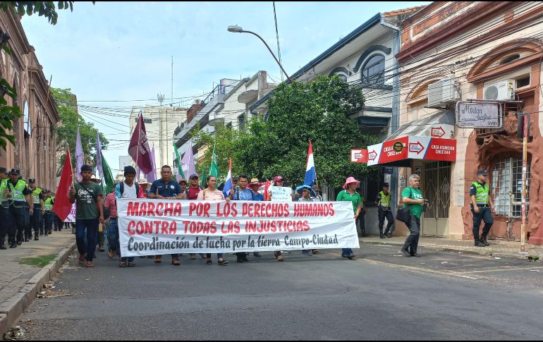 Desde México hasta Argentina, pasando por Centroamérica, hay poco para celebrar el Día de los Derechos Humanos. En la foto, una protesta en Paraguay contra el despojo de tierras. EFE/L. Barros