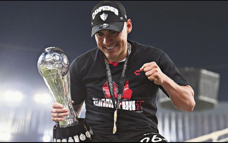 La noche del 12 de diciembre de 2021, Aldo Rocha levantó el trofeo con el que se significaba el fin de una sequía de 70 años sin títulos para el Atlas. IMAGO7