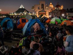 Peregrinos acampan en el exterior de la Basílica de Guadalupe previo a la celebración del 12 de diciembre. AFP / N. Asfouri