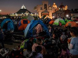 Peregrinos acampan en el exterior de la Basílica de Guadalupe previo a la celebración del 12 de diciembre. AFP / N. Asfouri