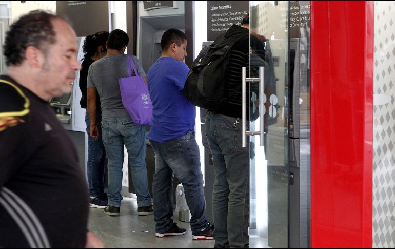 También se pueden realizar algunas operaciones directamente en los cajeros automáticos. EL INFORMADOR / ARCHIVO