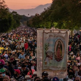 Muere niño peregrino tras sacar la cabeza por ventana de autobús y golpearse