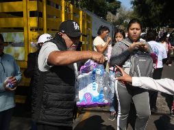 La familia Lima Cano reparte aguas y galletas a los peregrinos que llegan a la Basílica de Guadalupe. SUN / C. Mejía