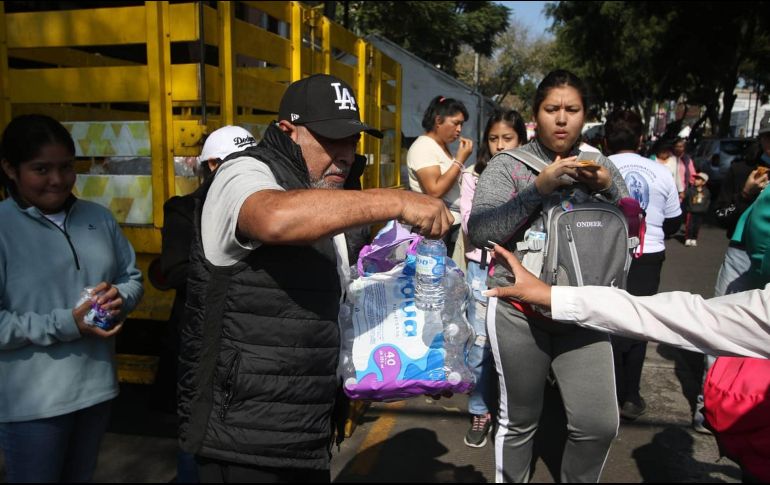 La familia Lima Cano reparte aguas y galletas a los peregrinos que llegan a la Basílica de Guadalupe. SUN / C. Mejía