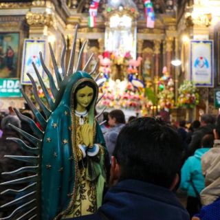 Con flores, feligreses visitan a la Virgen de Guadalupe en el Santuario de Guadalajara