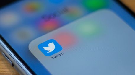 Twitter señala que los suscriptores verán menos anuncios, podrán publicar videos más largos y sus tuits destacarán más. AFP / ARCHIVO
