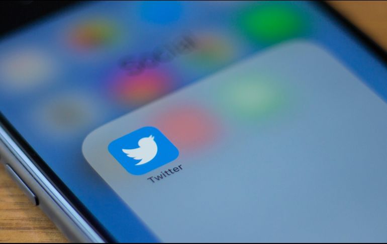 Twitter señala que los suscriptores verán menos anuncios, podrán publicar videos más largos y sus tuits destacarán más. AFP / ARCHIVO