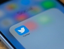 Twitter señala que los suscriptores verán menos anuncios, podrán publicar videos más largos y sus tuits destacarán más. AFP / ARCHIVO