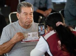 Si el adulto mayor requiere de la asistencia de alguien para realizar su trámite de la Pensión del Bienestar, este también debe cubrir con la documentación. EL INFORMADOR / ARCHIVO