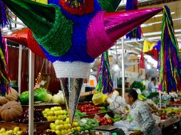 Para superar los obstáculos económicos que impiden a las personas con discapacidad intelectual ser independientes, jóvenes y niños del HADI en San Luis Potosí hacen piñatas y las venden para las fechas decembrinas. AFP/ARCHIVO