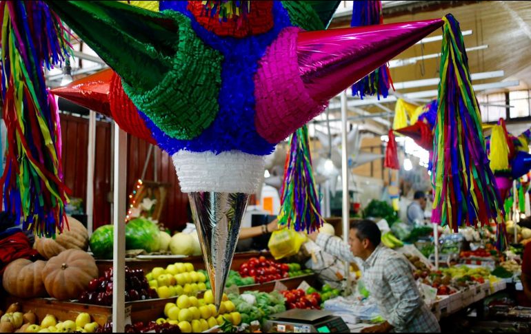 La tradición de romper la piñata llegó a México en el siglo XVI cuando los frailes agustinos recibieron la autorización del Papa Sixto V para celebrar las 