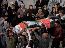 Cientos de palestinos participan en el funeral de Jana Zakaran, muerta a tiros por soldados israelíes. AFP/M. Mohammed