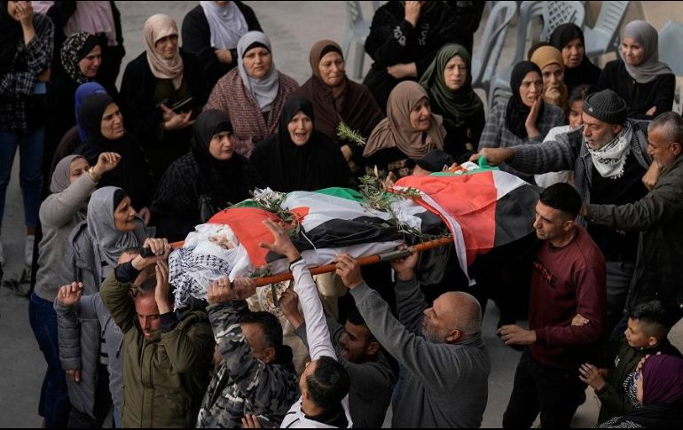 Cientos de palestinos participan en el funeral de Jana Zakaran, muerta a tiros por soldados israelíes. AFP/M. Mohammed