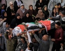 Cientos de palestinos participan en el funeral de Jana Zakaran, muerta a tiros por soldados israelíes. AFP/M. Mohammed