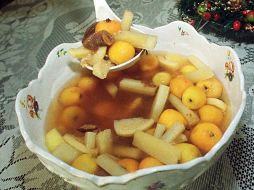 La base del ponche más popular contiene ingredientes como guayaba, manzana, tejocote, caña, canela y ciruela pasa. NTX/ARCHIVO