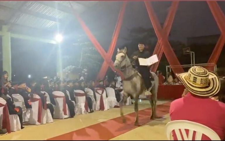 El caballo, de nombre Tormento, recibió un merecido homenaje tras el acompañamiento incondicional que me hizo al joven. ESPECIAL