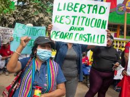 Simpatizantes del expresidente peruano, Pedro Castillo, participan en una manifestación frente a la Dirección Nacional de Operaciones Especiales. XINHUA/M. Bazo