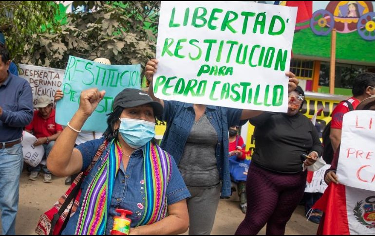Simpatizantes del expresidente peruano, Pedro Castillo, participan en una manifestación frente a la Dirección Nacional de Operaciones Especiales. XINHUA/M. Bazo