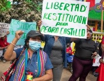 Simpatizantes del expresidente peruano, Pedro Castillo, participan en una manifestación frente a la Dirección Nacional de Operaciones Especiales. XINHUA/M. Bazo
