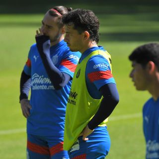 ¿Mozo titular con el profe Pauno? Esto dice el lateral de Chivas