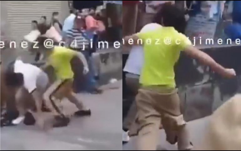 Dicho video fue compartido por el reportero Carlos Jiménez, quien mencionó que alumnos de secundaria habían tenido una pelea a tres cuadras del Zócalo capitalino. ESPECIAL
