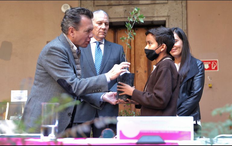 Ayer se realizó el informe de actividades de Bosque Urbano de Extra en la Presidencia Municipal de Guadalajara. Asistieron alumnos y docentes de la Escuela Secundaria Técnica 154. EL INFORMADOR/A. Camacho