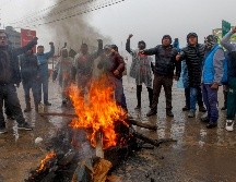Simpatizantes de Pedro Castillo han bloqueado carreteras y caminos exigiendo su liberación. AFP / J. C. Cisneros