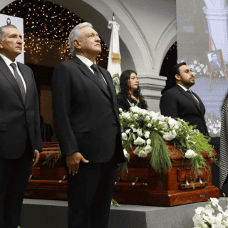 López Obrador monta guardia de honor en homenaje a Barbosa
