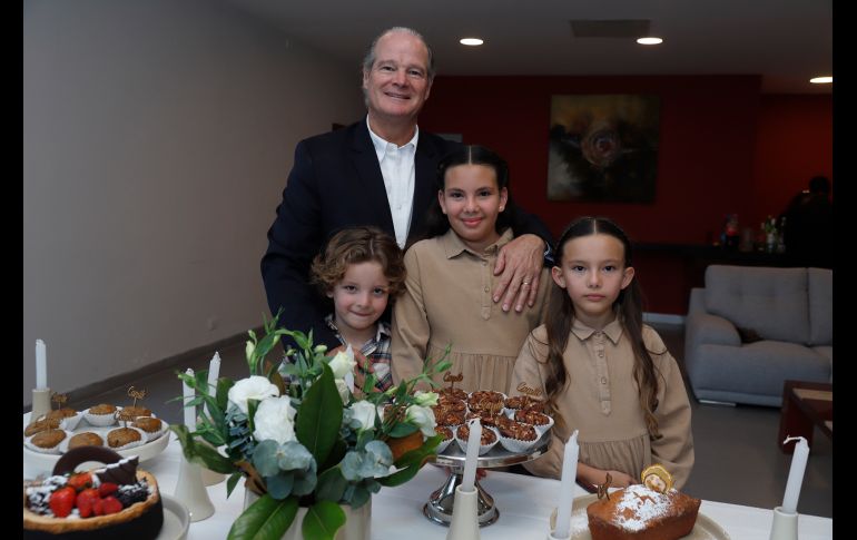 Fernando Ibarra con Patricio, Valentina y Juliana Gamboa. GENTE BIEN JALISCO/Claudio Jimeno