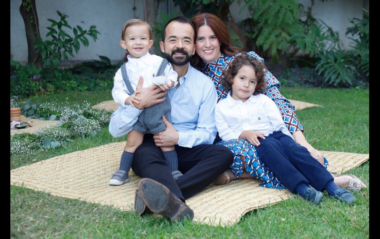 Borja, Lorenzo y Juan Pablo Zazueta con Paola Ibarra. GENTE BIEN JALISCO/Claudio Jimeno