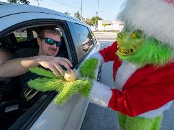 Multa o cebolla es la tentadora oferta del Coronel de la oficina del alguacil del condado de Monroe, quien disfrazado de Grinch da una lección a todo conductor que exceda levemente los límites de velocidad. EFE/A. Newman