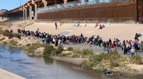 Doug Ducey pide al gobierno estadounidense que se cierren los agujeros existentes en el muro fronterizo, pues asegura que acarrea un serio problema de migrantes. SUN/ARCHIVO