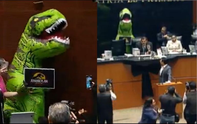 Fue Xóchitl Gálvez, senadora del Partido Acción Nacional (PAN), quien llevaba la botarga dinosaurio y con una mensaje protestando contra el 