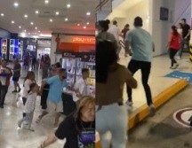 De acuerdo con varios testigos que se encontraban en el interior de la sala, tuvieron que salir gateando por precaución y evitar que alguna bala impactara. ESPECIAL