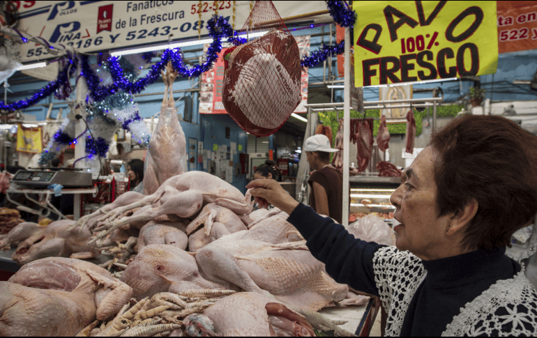 El precio del pavo natural por kilo se vende desde los 139 pesos en las tiendas de autoservicio, ahora que si ya lo quiere ahumado el precio ronda desde los 800 pesos hasta los mil 200 pesos: EL INFORMADOR / ARCHIVO