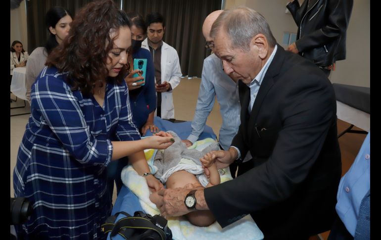 Examinando al paciente. GENTE BIEN JALISCO/Claudio Jimeno