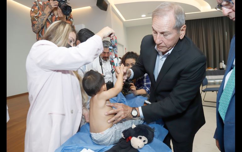 Examinando al paciente. GENTE BIEN JALISCO/Claudio Jimeno