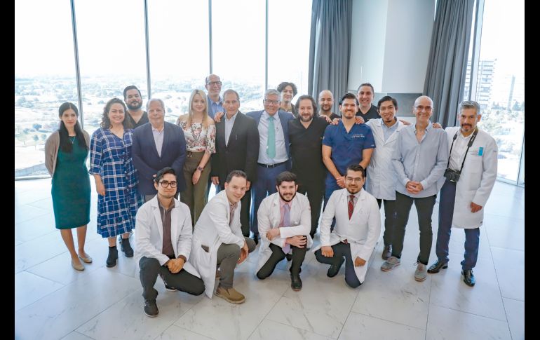 Alain Laurent Gilbert y Jorge F. Clifton Correa con los asistentes a la exposición. GENTE BIEN JALISCO/Claudio Jimeno