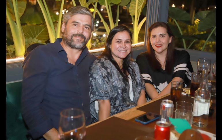 Rodrigo Ayala, Chely de Obatia y Salud Fernández. GENTE BIEN JALISCO/Antonio Martínez