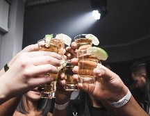 La falta de alimentas y beber a ritmo acelerado aumentan el nivel de alcohol en la sangre. ESPECIAL