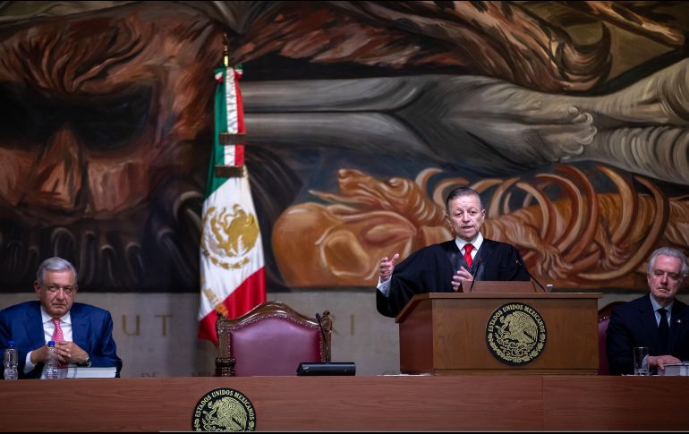 Arturo Zaldívar estuvo acompañado por el Presidente Andrés Manuel López Obrador y el diputado Santiago Creel, presidente de la Cámara de Diputados. EFE