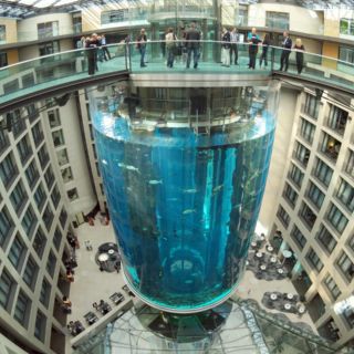 Estalla acuario gigante de un hotel en Berlín, Alemania