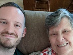 La abuela le pidió la foto a su nieto para ponerla en el fondo de pantalla de su celular. TWITTER /  @christopher_aia