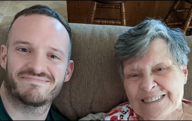 La abuela le pidió la foto a su nieto para ponerla en el fondo de pantalla de su celular. TWITTER /  @christopher_aia