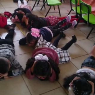 Sonora: "Santa Claus" calma a niños en kínder por balacera en Guaymas