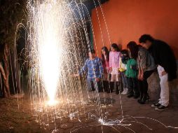 En diciembre las atenciones a niños por quemaduras aumentan, por ello, es importante seguir las recomendaciones de los expertos y evitar accidentes. NTX/ARCHIVO