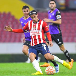 Chivas se impone a Mazatlán en su regreso al Jalisco