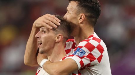 Mislav Orsic de Croacia celebra con su compañero Ivan Perisic (d) después de su gol. EFE / T. Bozoglu