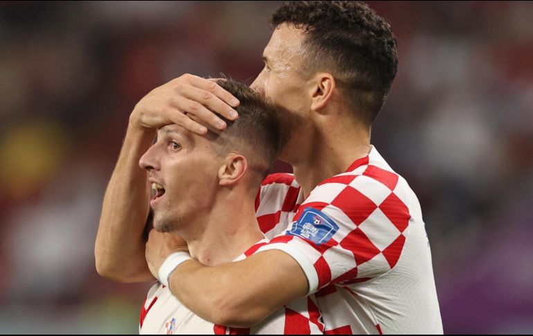 Mislav Orsic de Croacia celebra con su compañero Ivan Perisic (d) después de su gol. EFE / T. Bozoglu