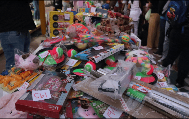 En conjunto con Santa Claus, el presidente municipal de Zapopan, Juan José Frangie Saade, hizo entrega de tres mil juguetes a niños y niñas de la colonia Valle de los Molinos. TWITTER / @DIF_Zapopan